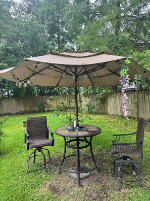 Outdoor dining - Lovely 1-bedroom apartment with AC in peaceful Conroe (Conroe)