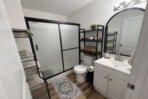 Hårtørrer, håndklæder, Sæbe, Toiletpapir