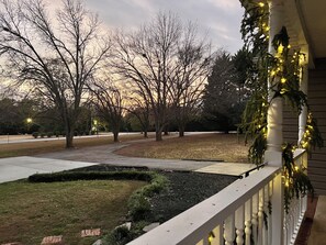 Property grounds - Excellent Location 3-Bedroom House on Large Quiet Lot (Greer)