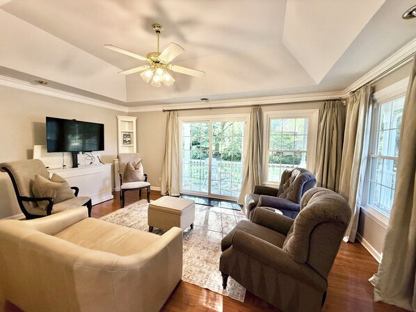 Living area - Excellent Location 3-Bedroom House on Large Quiet Lot (Greer)