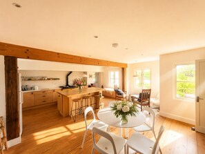 Dining - Luxury riverside in Kinsale, marinas and beach , perfect for golfers and family (Kinsale)