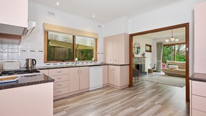 Fridge, microwave, oven, stovetop - Eastside Living Stay in Malvern East (Malvern East)