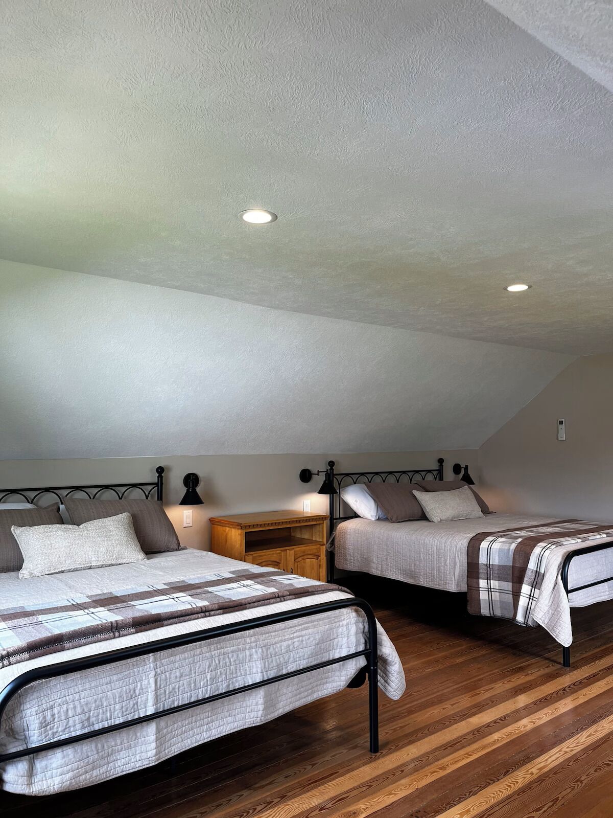 3 bedrooms, iron/ironing board, internet, bed sheets