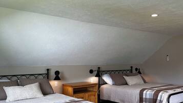 3 bedrooms, iron/ironing board, internet, bed sheets