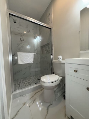 Een douche, een haardroger, handdoeken, zeep