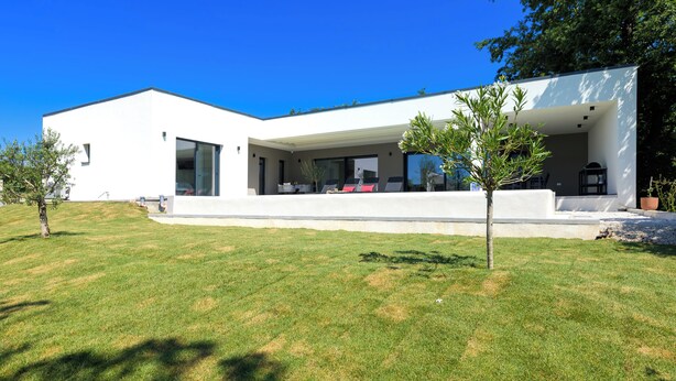 A modern house with a spacious patio, a covered outdoor seating area, and a well-maintained lawn. - Villa Yamila (Istria - Žminj) (Žminj)
