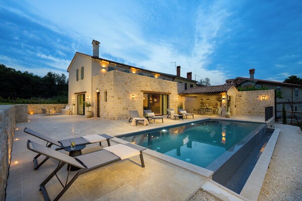 A stone house with a swimming pool, outdoor seating, and a patio area. - Villa Pepo (Istria - Pićan) (Pićan)