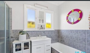 Bathroom - Cosy retreat for a family getaway. (St Leonards)