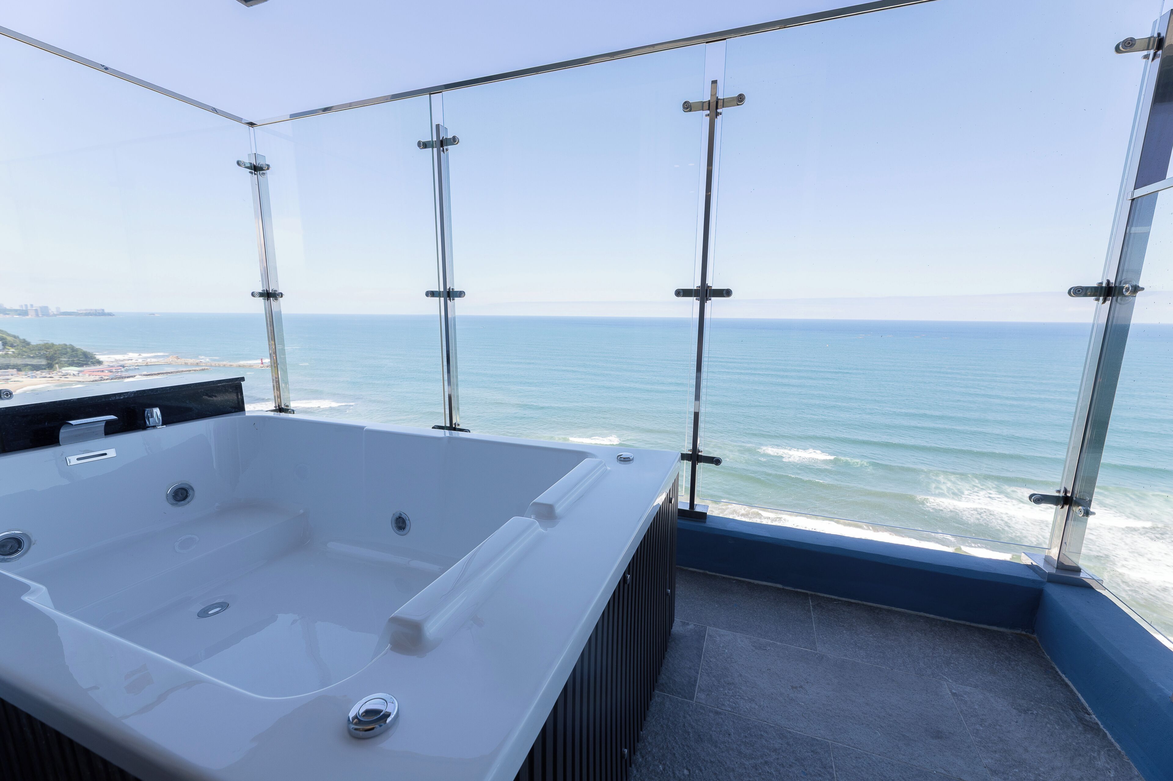 Junior Suite, Partial Ocean View | Indoor spa tub