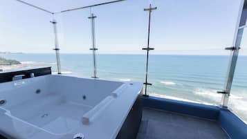 Phòng Suite Junior, quang cảnh một góc biển | Bồn tắm spa trong nhà