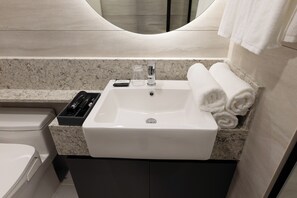 Junior Suite, Partial Ocean View | Bathroom - PLUMBAGO YANGYANG (Yangyang-gun)