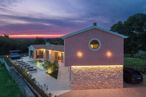 A modern house with a swimming pool, a covered patio, and a stone wall. - Vila Da Ella by Istrabook (Krnica)