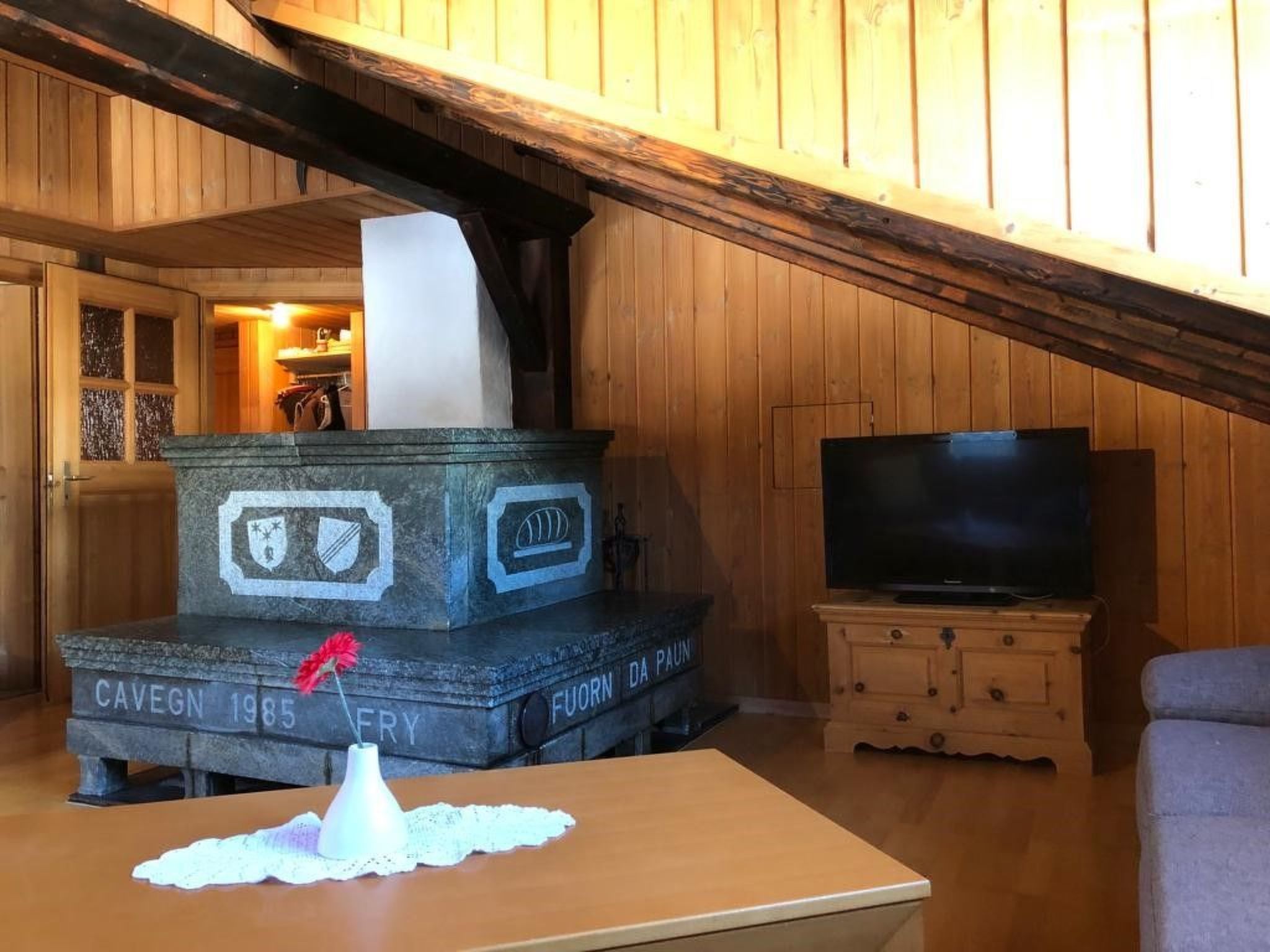 Une pièce comprenant un monument en pierre, un téléviseur et un coin salon confortable.