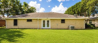 Huge Backyard • Community Pool • Near Arena