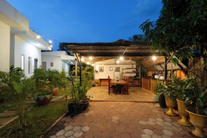 Outdoor dining - Private 3BR Lodge, Kitchen & BBQ, 2 km from Pub Street (Krong Siem Reap)