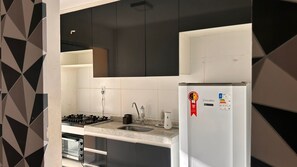 Private kitchen - Apartment near the airport with a combined balcony, air conditioning, and a hammock. (Aracaju)