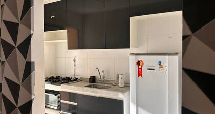 Apartment near the airport with a combined balcony, air conditioning, and a hammock.