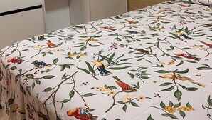 Un dormitorio con cama, armario y cabecera de madera.