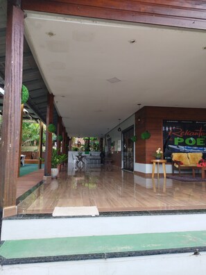 Outdoor dining - Pousada Rekantu do Poeta (Alter do Chão)