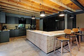 Wasserkocher mit Kaffee-/Teezubehör, Kühlschrank, Mikrowelle, Ofen