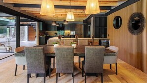 Eine moderne Küche mit Essbereich, inklusive Holztisch und Stühlen.
