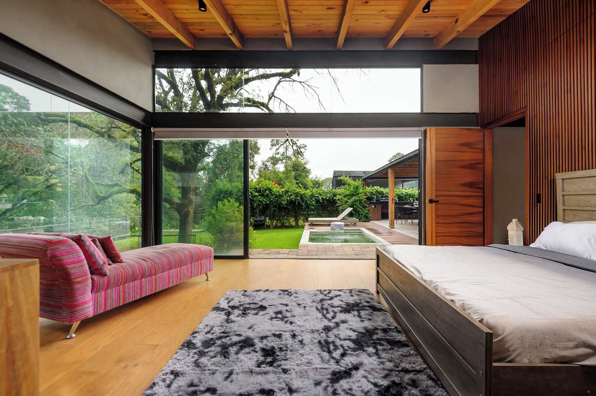 5 bedrooms, desk, WiFi, bed sheets