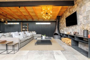 Fernseher, Kamin, Arbeitsbereiche