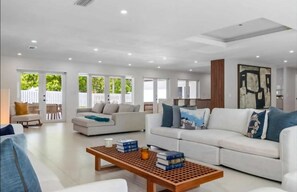 Smart TV, DVD player, books, music library - Villa Coral (Palmetto Bay)
