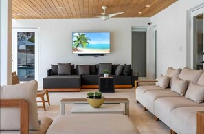 Smart TV, DVD player, books, music library - Villa Coral (Palmetto Bay)