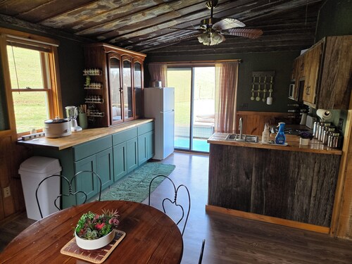 Relax Inn Creekside. 2-bedroom cottage in beautiful Roan Mtn w/ incredible views