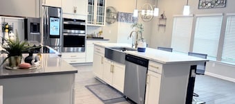 Modern 4BR Near Jacksonville • Beaches • Hospitals