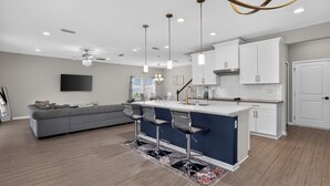 Interior - Mins To Baptist Everbank. Jax Airport. Op Mall (fleming island)