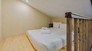 A bedroom with a wooden floor, a bed with white linens, a nightstand, and a ceiling light. - Palmela Oasis Apartment II, By Home Match (Palmela)