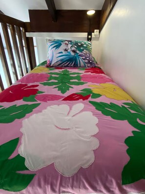 Tabla de planchar con plancha, Internet, ropa de cama