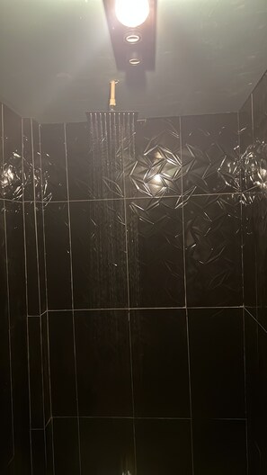 Buồng tắm vòi sen, khăn tắm, xà phòng, dầu gội 