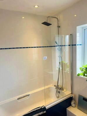 Bathroom - House Sleeps 4 with Parking and Garden (Newark)