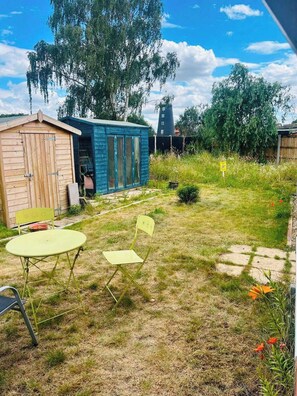 Outdoor dining - House Sleeps 4 with Parking and Garden (Newark)
