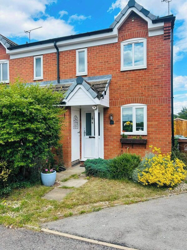 Exterior - House Sleeps 4 with Parking and Garden (Newark)