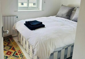 Room - House Sleeps 4 with Parking and Garden (Newark)