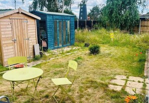 Outdoor dining - House Sleeps 4 with Parking and Garden (Newark)