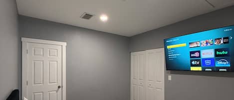 1 habitación, tabla de planchar con plancha, wifi gratis y ropa de cama