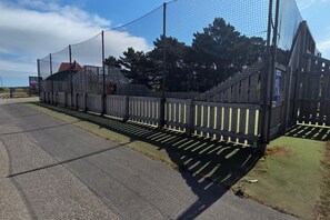 Property grounds - Cayton Bay 3 bedroom holiday home (Scarborough)