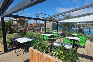 Outdoor dining - Cayton Bay 3 bedroom holiday home (Scarborough)