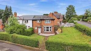 A two-story residential house with a front garden, a driveway, and a visible garage. - Nottingham Home 4 Bedrooms sleeps 7 city hospital (Nottingham)