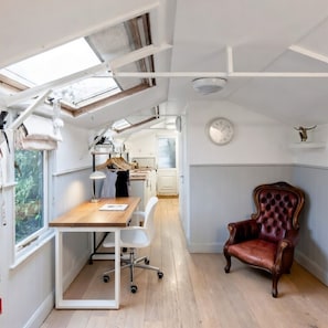 Interior - Sleeps2-WatersideStudio-RiverViews-25minToHeathrow (Hampton)