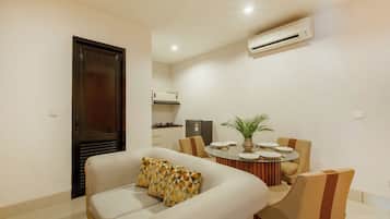 Apartment, 1 Bedroom | Dining