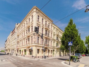 Un immeuble à étages doté d’un style architectural classique, caractérisé par des détails décoratifs élaborés et de grandes fenêtres.