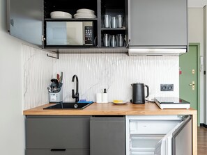Fridge, microwave, stovetop, dishwasher - Wschodnia City Center Studio (Łódź)