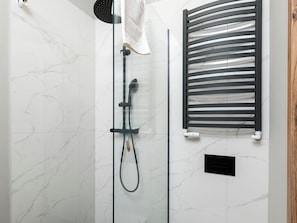 Douche, sèche-cheveux, serviettes fournies