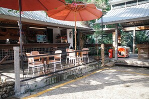 Melayani makan siang, makan malam, dan sarapan siang akhir pekan